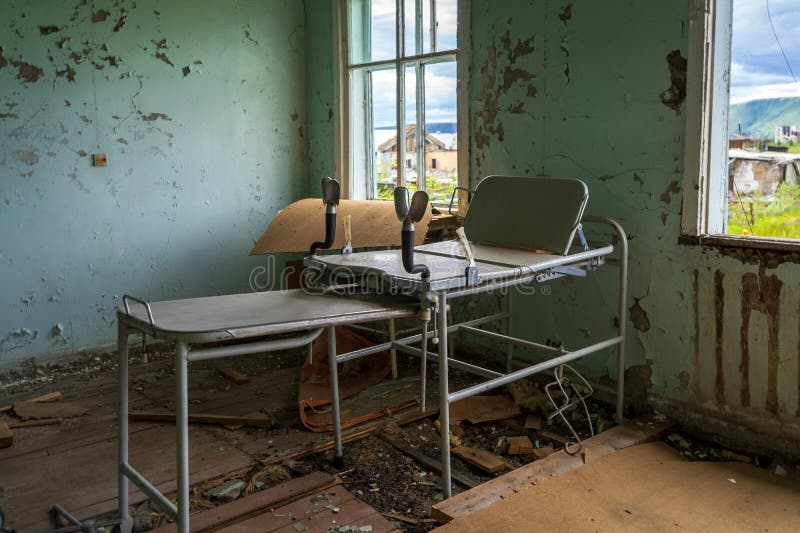 Interno di un ospedale abbandonato distrutto fotografia stock libera da diritti