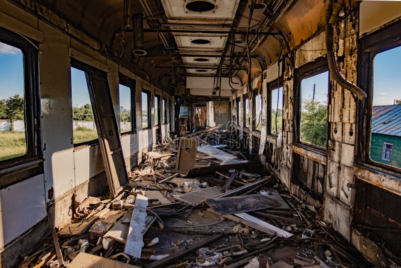 Interno di vecchio vagone ferroviario tagliato abbandonato fotografia stock Interno di vecchio vagone ferroviario tagliato abbandonato fotografia stock
