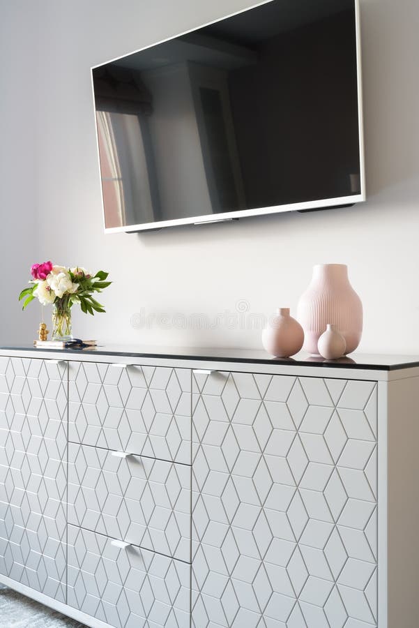 Interno domestico moderno con la TV ed i fiori immagini stock Interno domestico moderno con la TV ed i fiori immagini stock