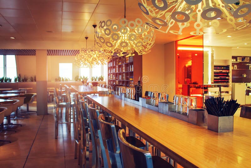 Interno europeo moderno del caffè nella città Interiore del ristorante immagine stock