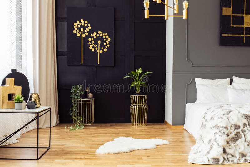 Interno grigio scuro della camera da letto con la coperta della pelliccia, accessori dell'oro, simpl immagine stock