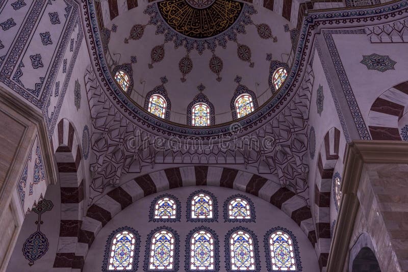 Interno la moschea centrale dell'Adana da una posizione di vantaggio bassa, dell'interno immagini stock Interno la moschea centrale dell'Adana da una posizione di vantaggio bassa, dell'interno immagini stock
