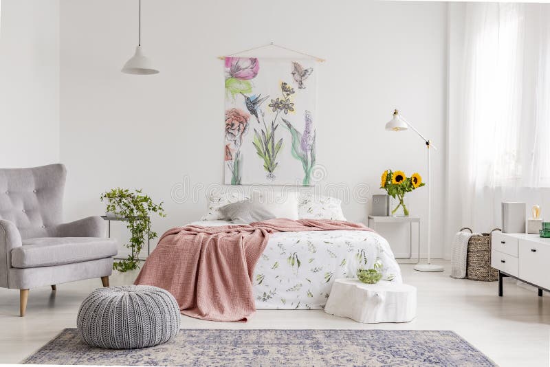 Interno luminoso della camera da letto del ` s dell'amante di natura con un'arte della parete dei fiori e degli uccelli dipinti s fotografia stock libera da diritti