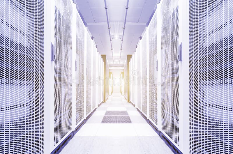 Interno luminoso di stoccaggio del centro dati della stanza del server immagini stock