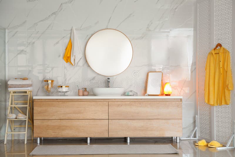 Interno bagno moderno con lavabo a colonna e specchio fotografie stock