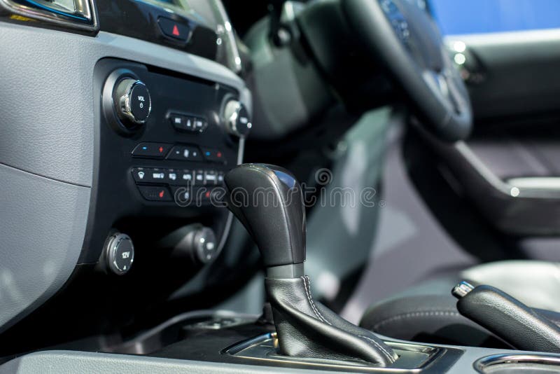 Interno moderno dell'automobile, fine sulla foto Fuoco selettivo fotografia stock libera da diritti Interno moderno dell'automobile, fine sulla foto Fuoco selettivo fotografia stock libera da diritti