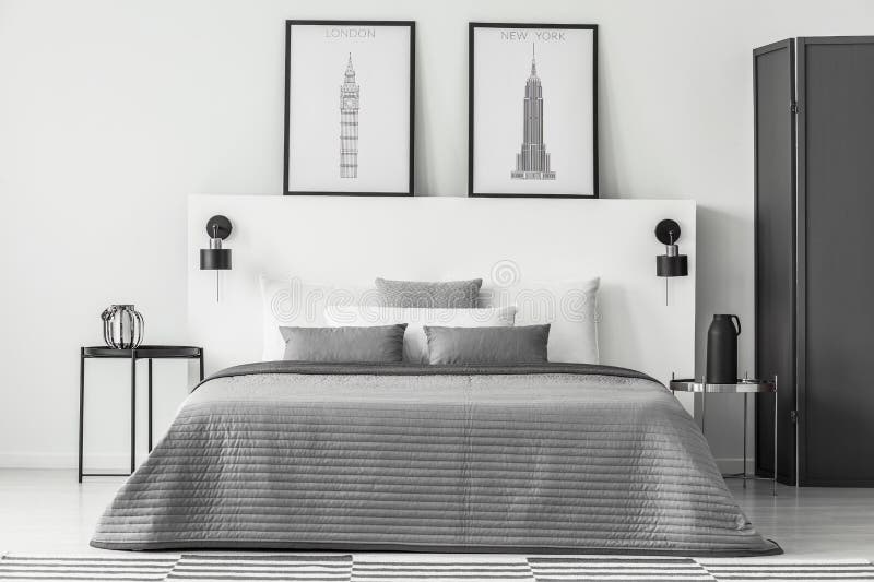 Interno monocromatico della camera da letto con i manifesti immagine stock