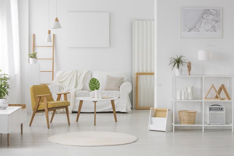 Interno spazioso e bianco del salone fotografie stock libere da diritti