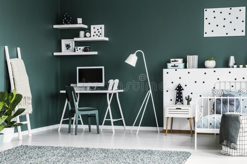 Interno verde scuro con uno scrittorio, sedia, computer della stanza dell'adolescente, immagine stock libera da diritti Interno verde scuro con uno scrittorio, sedia, computer della stanza dell'adolescente, immagine stock libera da diritti