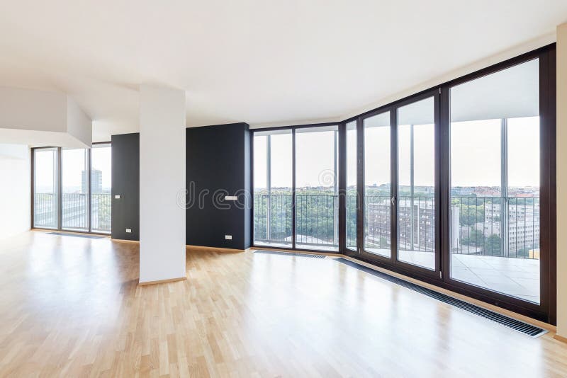 Interno vuoto bianco moderno dell'appartamento del sottotetto con il pavimento di parquet e le finestre panoramiche, trascuranti fotografie stock
