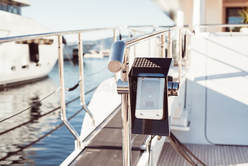 Interphone sur l'entr?e moderne de yacht photo stock Interphone sur l'entr?e moderne de yacht photo stock