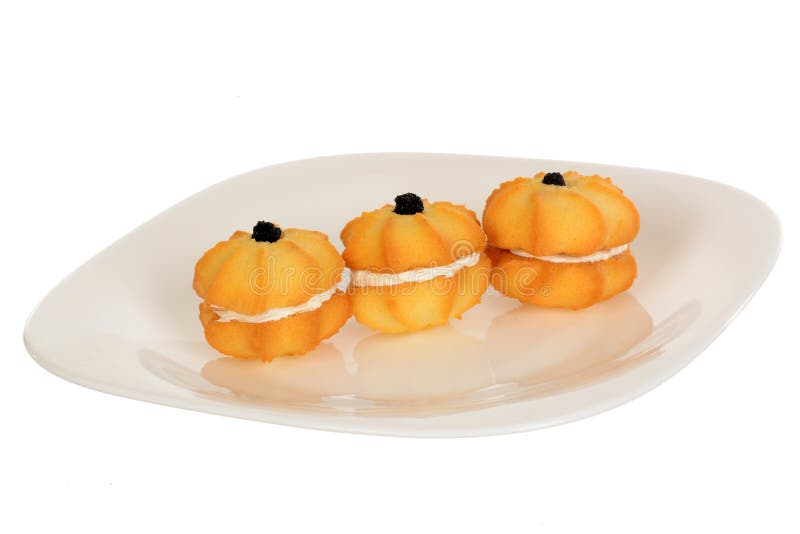 Interponga i biscotti, a forma di rotondo riempito di crema della vaniglia fotografia stock libera da diritti Interponga i biscotti, a forma di rotondo riempito di crema della vaniglia fotografia stock libera da diritti