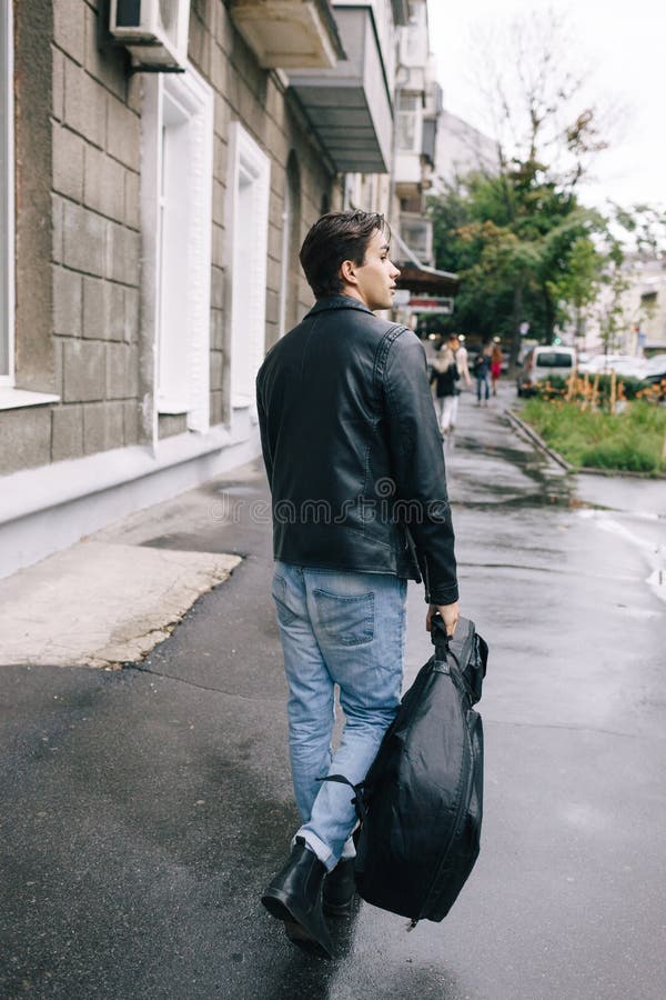 Interprète d'homme de style de roche de musicien avec la guitare image libre de droits Interprète d'homme de style de roche de musicien avec la guitare image libre de droits