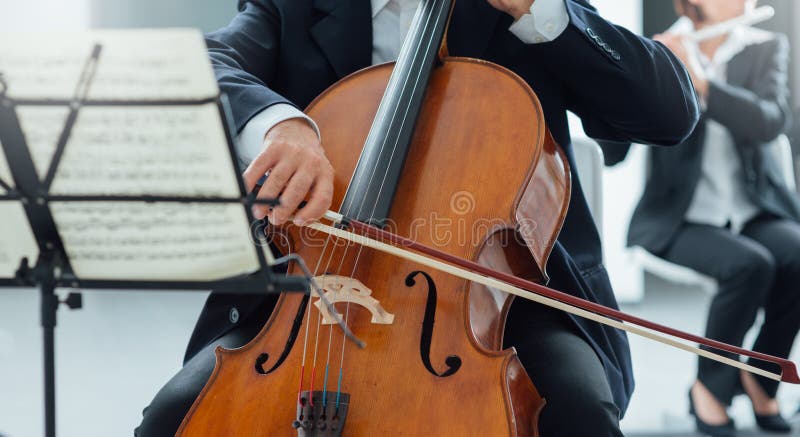 Interprétation classique d'orchestre, section de ficelle image libre de droits Interprétation classique d'orchestre, section de ficelle image libre de droits