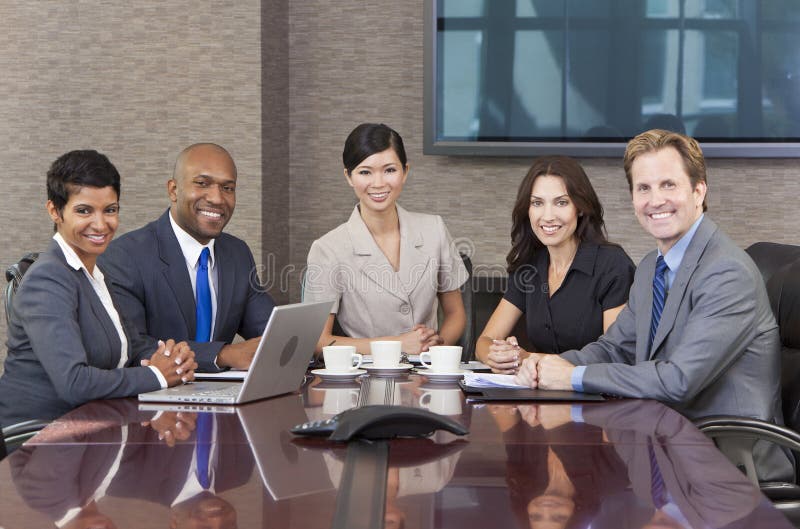 Interracial Bestuurskamer van de Commerciële Vergadering van het Team stock afbeelding Interracial Bestuurskamer van de Commerciële Vergadering van het Team stock afbeelding
