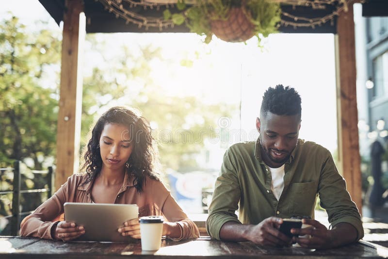 Interrasistiskt par och digital med kaffe på kaféet för morgonfrukost, sociala medier och kommunikation. människor royaltyfria foton