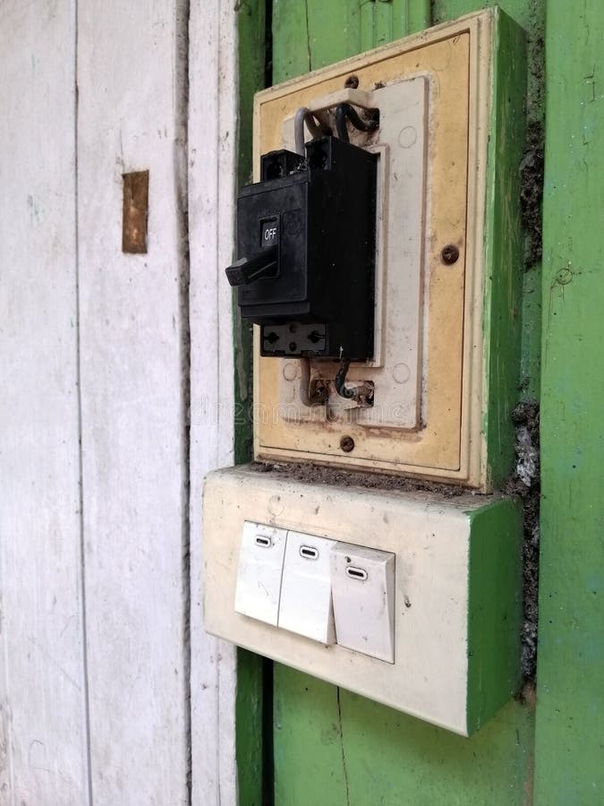 Enchufe De Electricidad Instalado En El Interruptor De Luz De Pared De  Hormigón Blanco En La Pared Imagen de archivo - Imagen de choques,  aplicaciones: 188738019