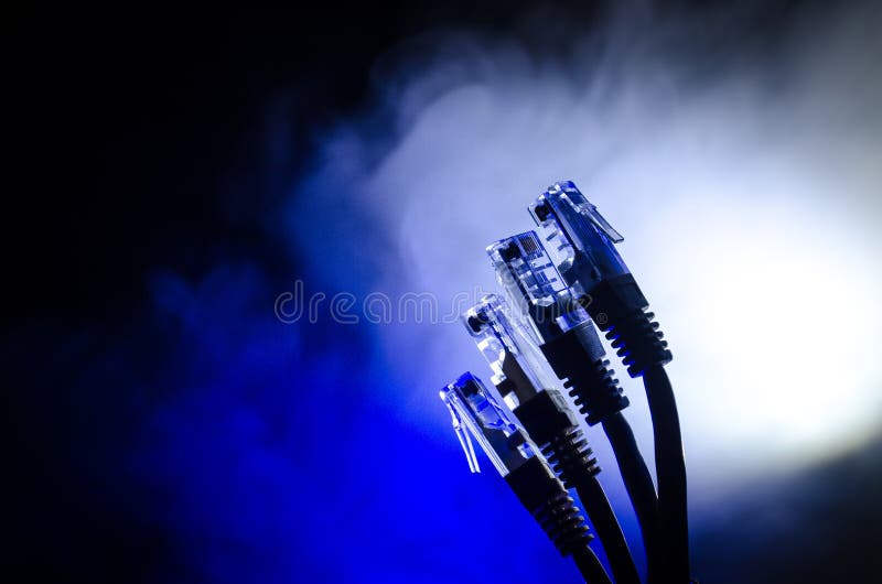 Interruptor de rede e cabos ethernet, símbolo de comunicações globais A rede colorida cabografa no fundo escuro com luzes e smo fotos de stock Interruptor de rede e cabos ethernet, símbolo de comunicações globais A rede colorida cabografa no fundo escuro com luzes e smo fotos de stock