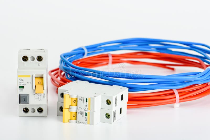 Interruptores automáticos, único cabo de cobre do núcleo Acessórios para a instalação elétrica segura e segura el?trico fotografia de stock Interruptores automáticos, único cabo de cobre do núcleo Acessórios para a instalação elétrica segura e segura el?trico fotografia de stock