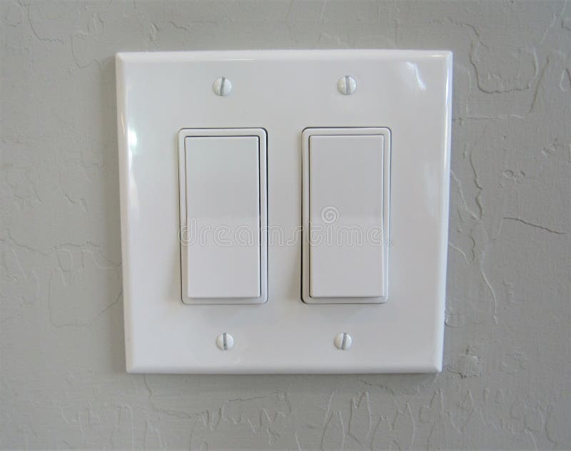Interruptores de luz blanca modernos de moda en marco plateado