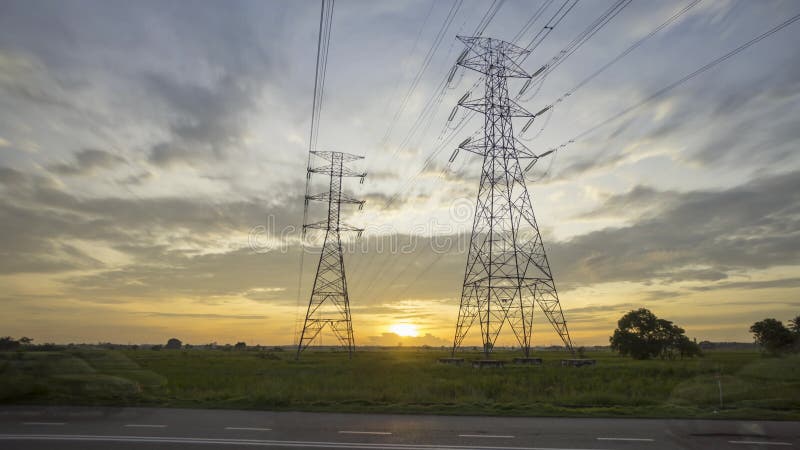 Interrupção do pôr do sol em 4k com torre de aço de transmissão elétrica.