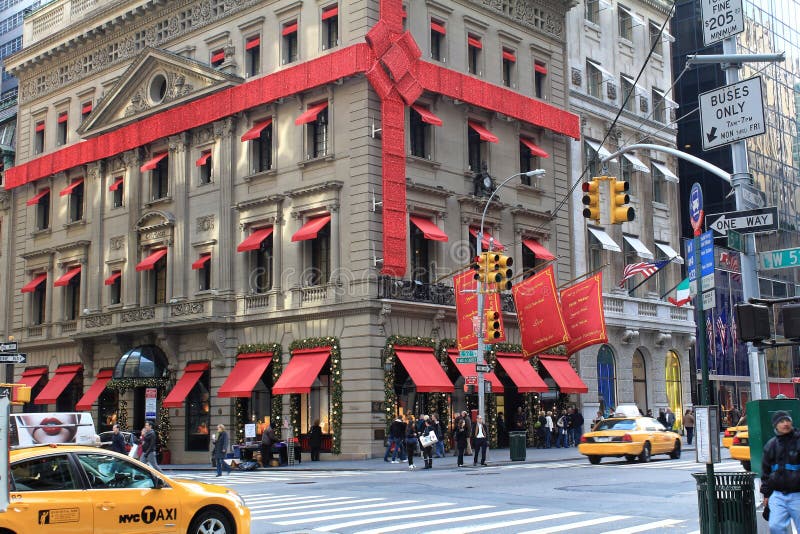 United States, New York, Manhattan, Cartier boutique on 5th avenue  decorated for Christmas Stock Photo - Alamy