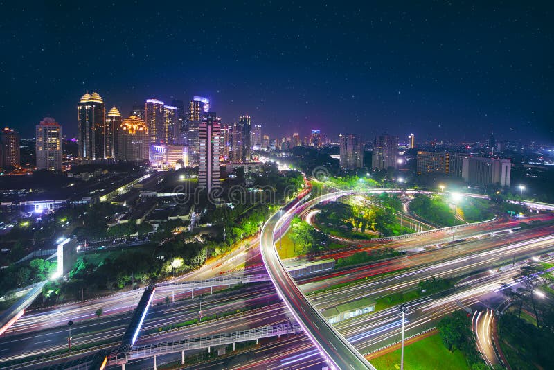 Interseção da estrada de Semanggi na noite foto de stock Interseção da estrada de Semanggi na noite foto de stock