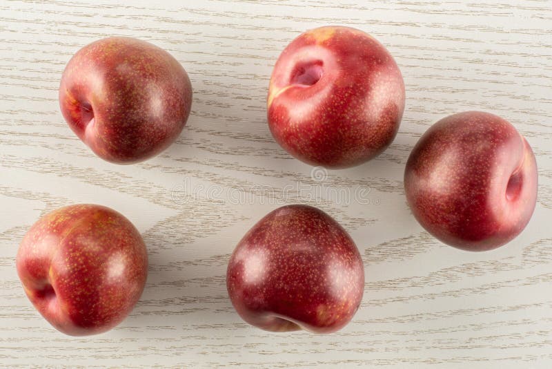 Interspecific plommoner för ny pluot på grått trä arkivfoton Interspecific plommoner för ny pluot på grått trä arkivfoton