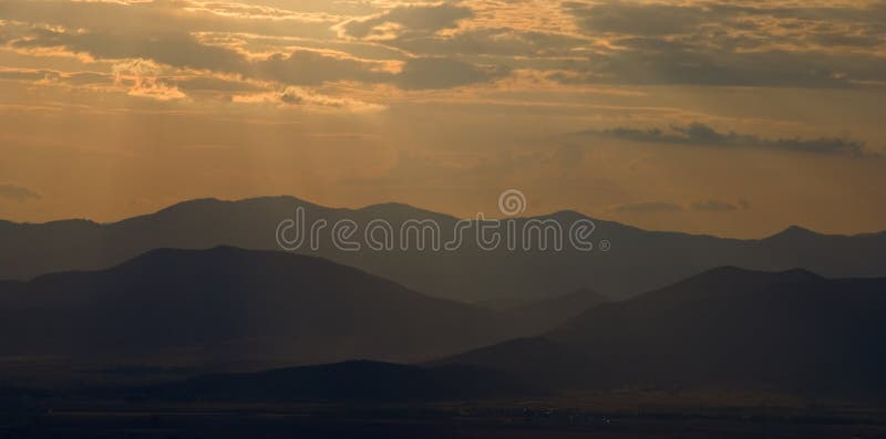 Intervallo di montagna ad alba immagine stock Intervallo di montagna ad alba immagine stock