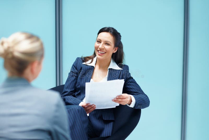 Interview der Anwaltskanzlei und Lächeln der Frau für Gespräche über Partnerschaften oder Kommunikation. Geschäftsleute stockfotografie