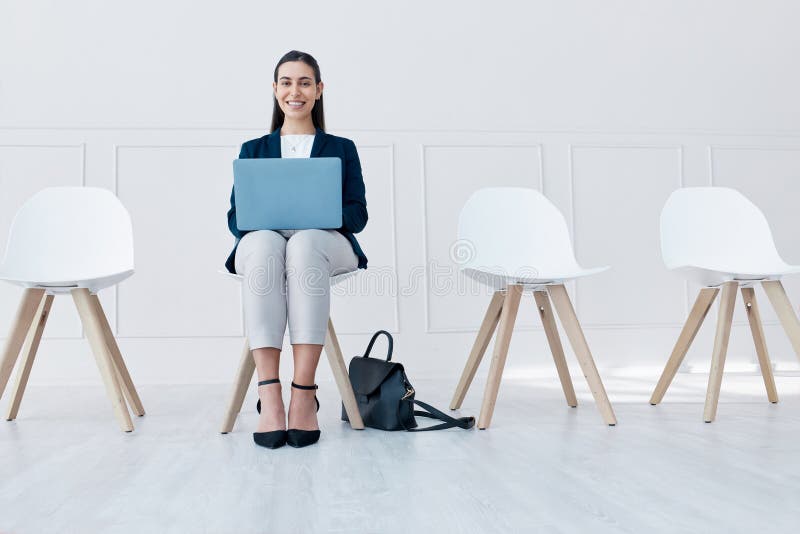 Interview mit Frau und Reihe von Stühlen für Portrait im Büro durch Wand mit Laptop an Bord und Gelegenheit bei der Agentur lizenzfreies stockfoto