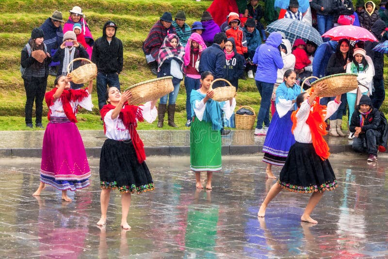 Inti Raymi неопознанной индигенной женщины празднуя, фестиваль Inca Солнця в Ingapirca, эквадоре стоковая фотография rf Inti Raymi неопознанной индигенной женщины празднуя, фестиваль Inca Солнця в Ingapirca, эквадоре стоковая фотография rf