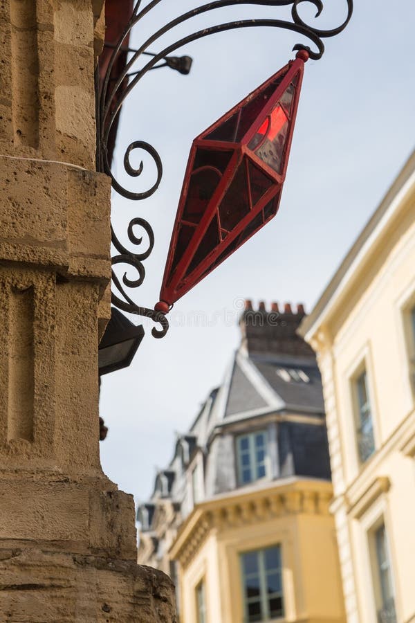 Intressera rött gataljus i Rouen, Normandie arkivfoton Intressera rött gataljus i Rouen, Normandie arkivfoton