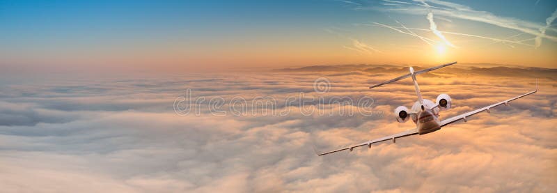 Intymny dżetowego samolotu latanie nad dramatyczne chmury