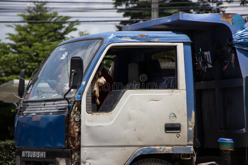 Intymny Mitsubishi Canter usyp ci??ar?wka obraz royalty free Intymny Mitsubishi Canter usyp ci??ar?wka obraz royalty free