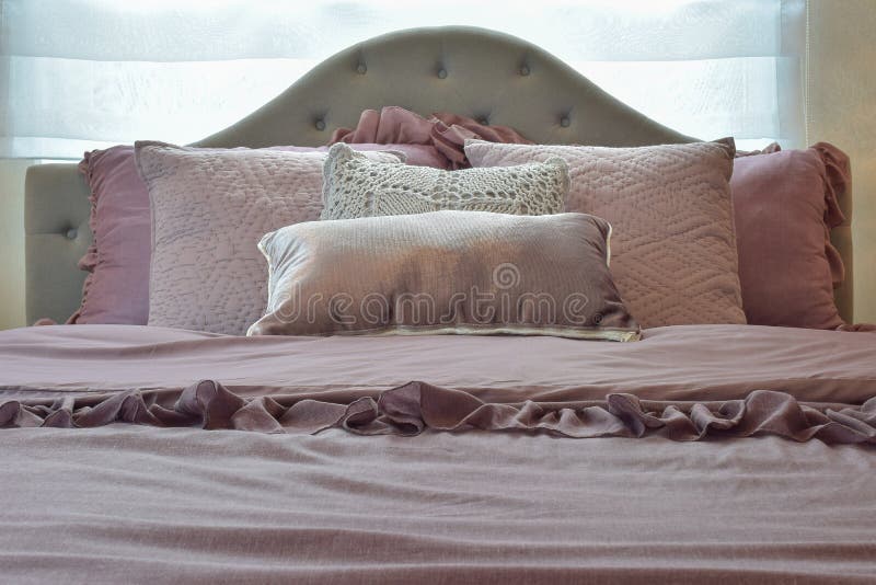 Intérieur confortable et classique de chambre à coucher avec les oreillers et la lampe de lecture sur la table de chevet image stock Intérieur confortable et classique de chambre à coucher avec les oreillers et la lampe de lecture sur la table de chevet image stock