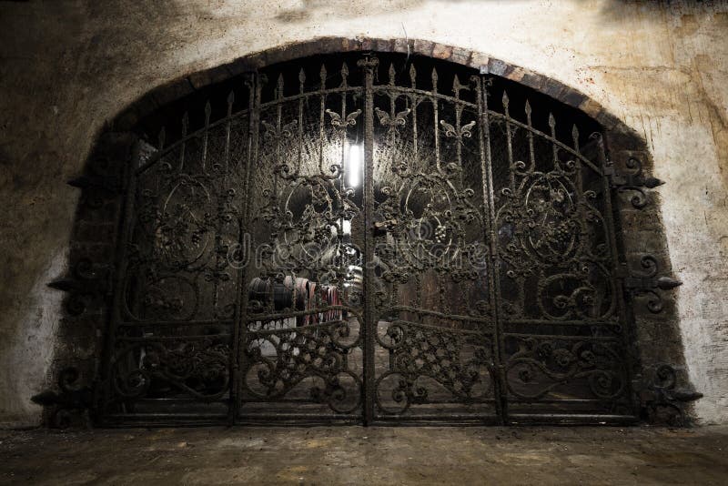 Intérieur d'une vieille cave, une porte forgée de fer photo stock Intérieur d'une vieille cave, une porte forgée de fer photo stock