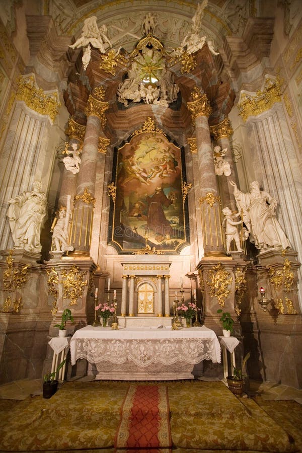 Intérieur d'une église catholique