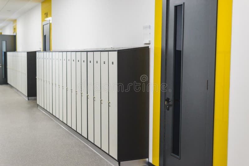 Intérieur d'école, couloir avec des portes et casiers images libres de droits Intérieur d'école, couloir avec des portes et casiers images libres de droits