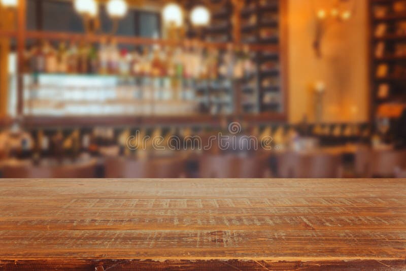 Intérieur de barre avec la rétro table en bois photographie stock Intérieur de barre avec la rétro table en bois photographie stock