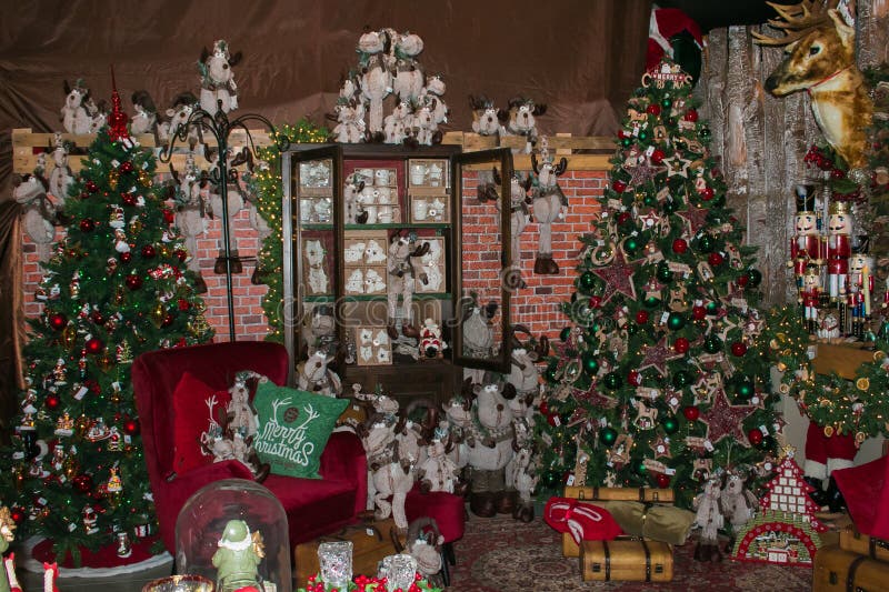 Intérieur de boutique à Arezzo avec le grands arbre et décorations de Noël photos stock Intérieur de boutique à Arezzo avec le grands arbre et décorations de Noël photos stock