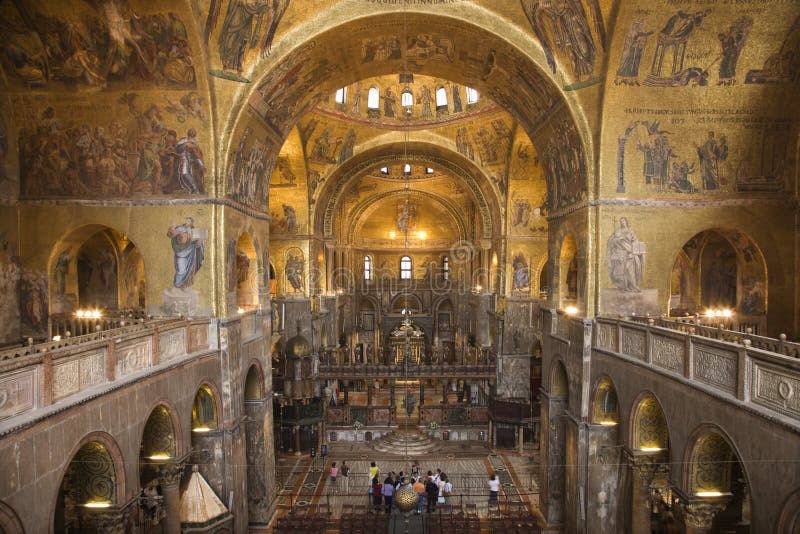 Intérieur de cathédrale à la basilique du repère de rue photos libres de droits