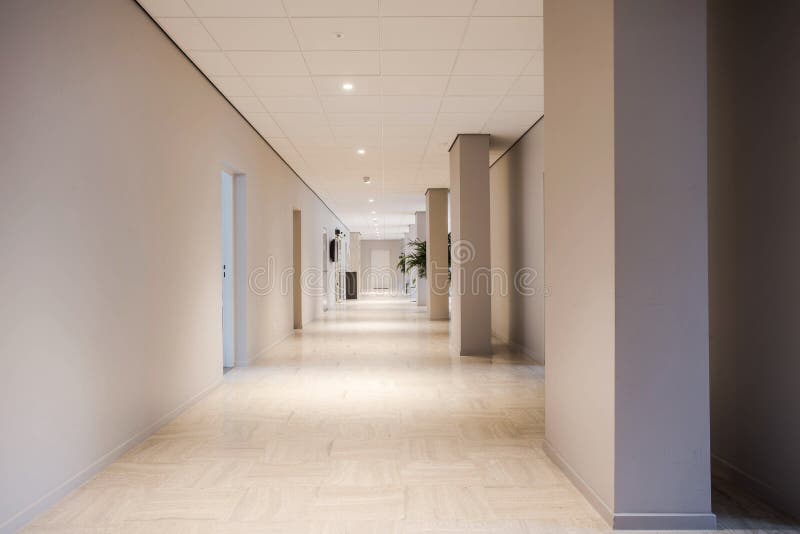 Intérieur de conception de long couloir de bureau, vide et propre moderne photographie stock libre de droits Intérieur de conception de long couloir de bureau, vide et propre moderne photographie stock libre de droits