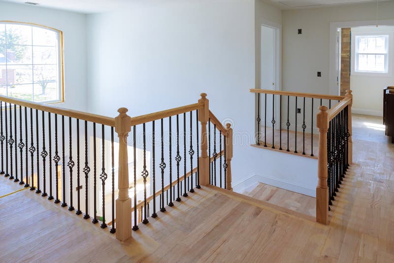 Intérieur de couloir avec le plancher en bois dur Vue des escaliers en bois