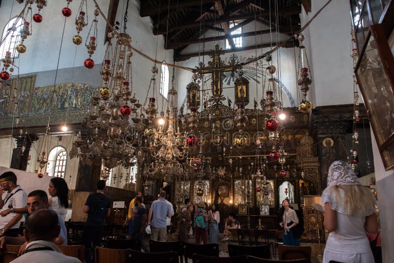 Intérieur de l'église de la nativité, Bethlehem, avec des pèlerins photo stock Intérieur de l'église de la nativité, Bethlehem, avec des pèlerins photo stock