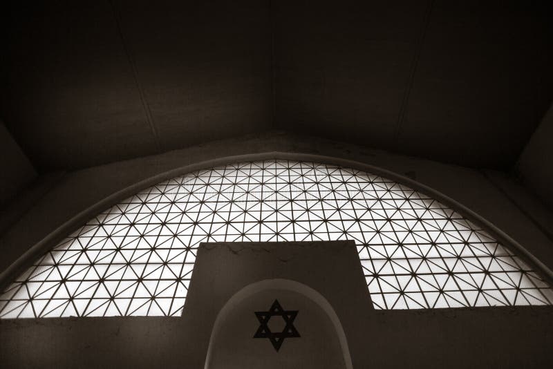 Intérieur de la synagogue dans le cimetière juif à Lodz, Pologne. Le cimetière est le plus grand de sa sorte en Europe, avec 180. 000 tombes, beaucoup dont soyez d'intérêt historique.