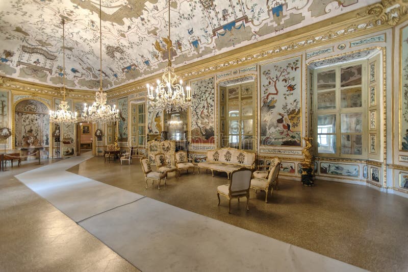 Intérieur de luxe dans le palais de chasse royal de Stupinigi image libre de droits Intérieur de luxe dans le palais de chasse royal de Stupinigi image libre de droits