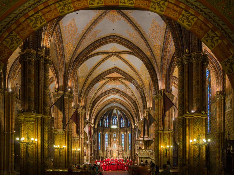 Intérieur de Matthias Church avec le chant de choeur image libre de droits Intérieur de Matthias Church avec le chant de choeur image libre de droits