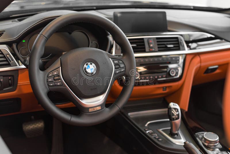 Intérieur de nouveau modèle de navire amiral de classe représentative BMW 750Li photos stock Intérieur de nouveau modèle de navire amiral de classe représentative BMW 750Li photos stock