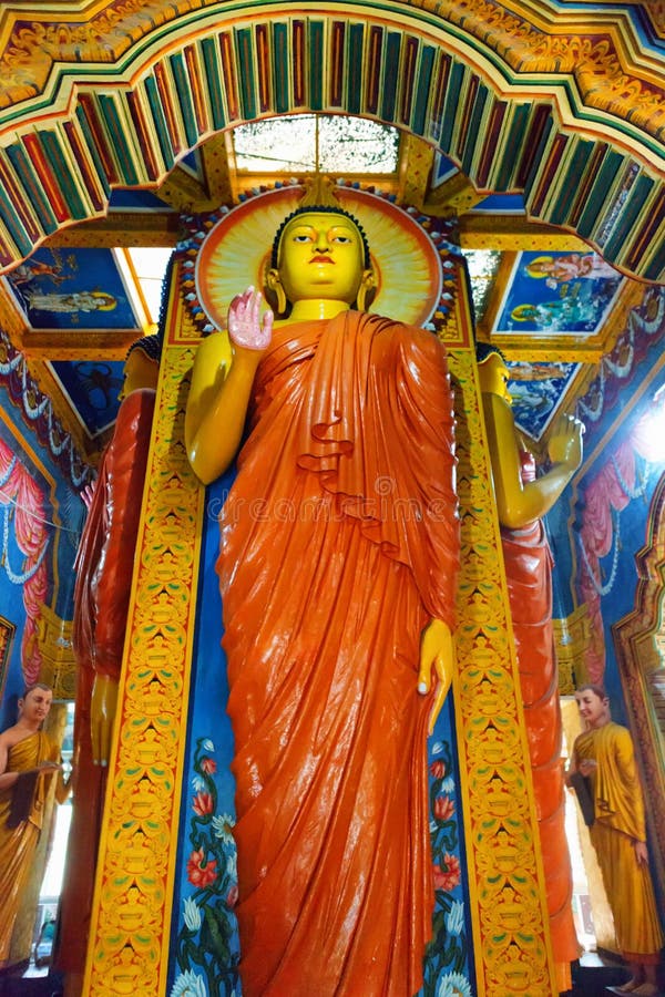 Intérieur de Purana Viharaya, Sri Pushparama Vihara, statues de Bouddha, Balapitiya, Sri Lanka